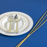 بشقاب متالایز و قاشق و چنگال متالایز